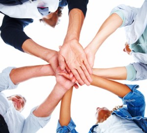 Groupe de personnes se touchant les mains